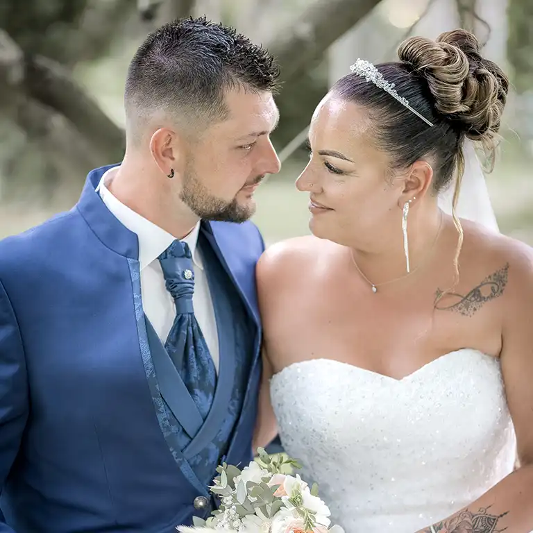 Photographie artistique d’un mariage à Albi, Tarn, au cœur d’un jardin verdoyant, capturant émotions et lumière naturelle