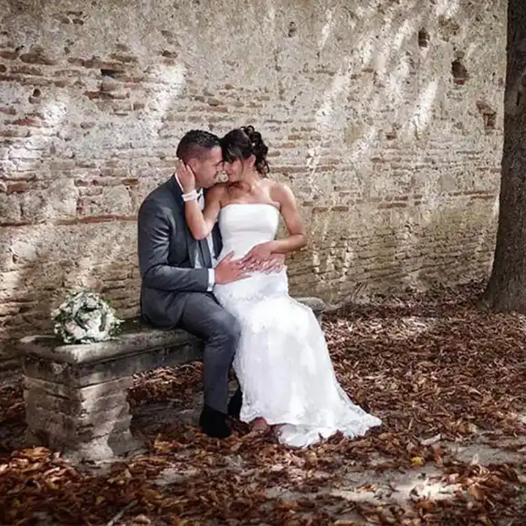 Photographie sensorielle d’un mariage à Auch, Gers, capturant émotions dans les jardins auscitains