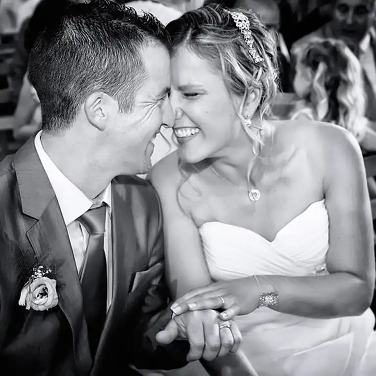Regard et sourire complice d'un couple de mariés, deux âmes se reconnaissent et leur amour éternel se scelle.